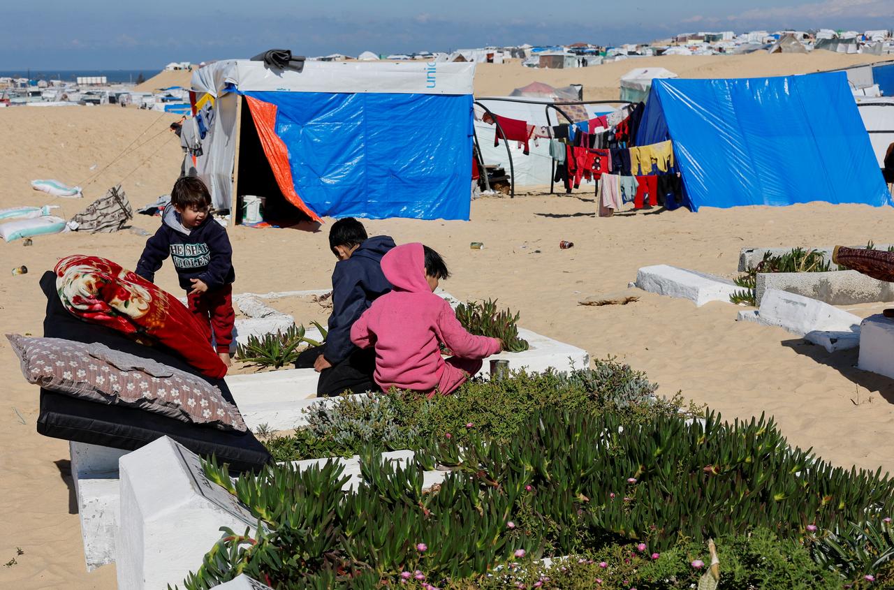 Des Palestiniens déplacés au sud de la bande de Gaza, à Rafah. [REUTERS - MOHAMMED SALEM]