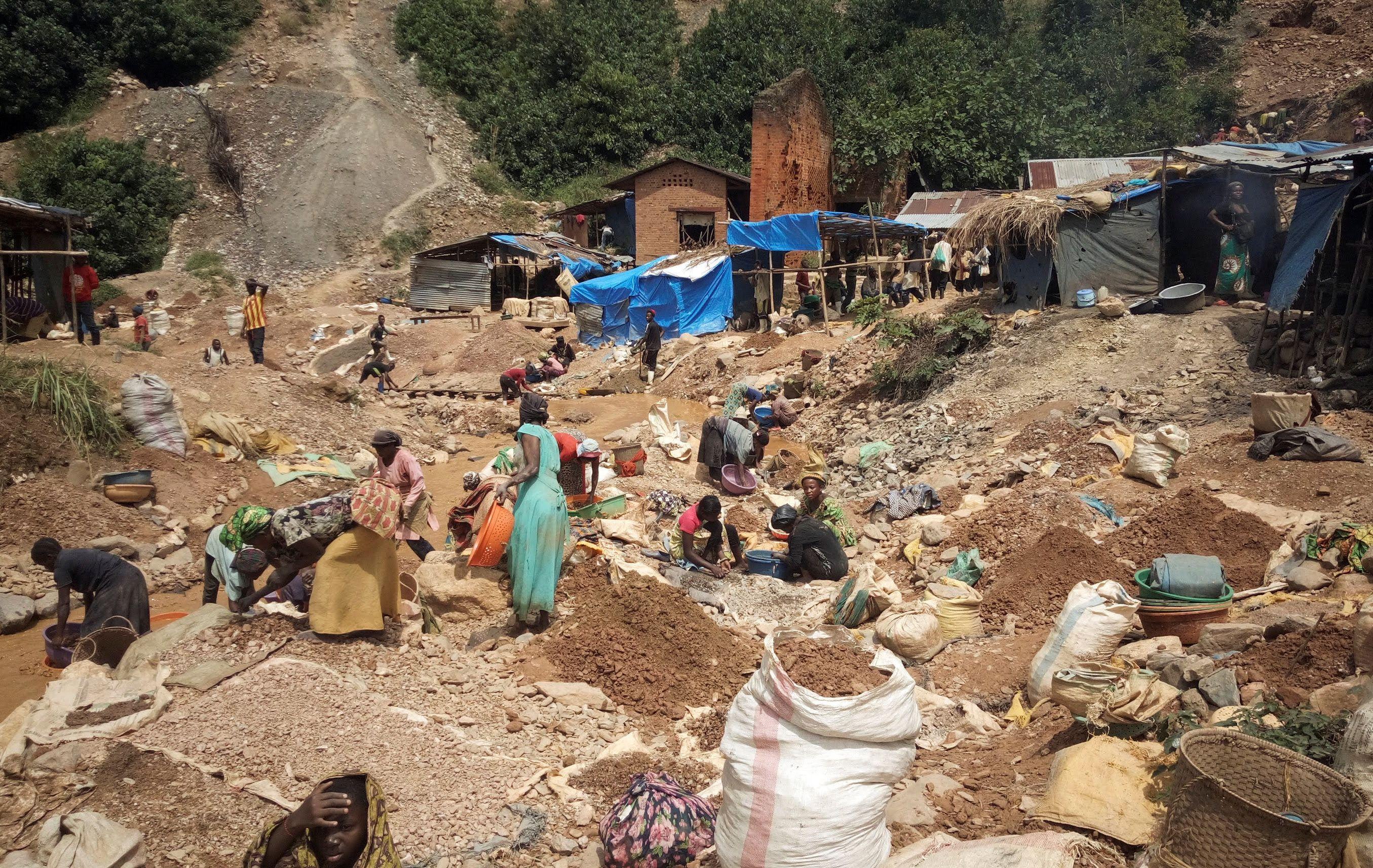 Une mine d'or artisanale près de Kamituga dans l'est de la RDC. [REUTERS - Stringer .]