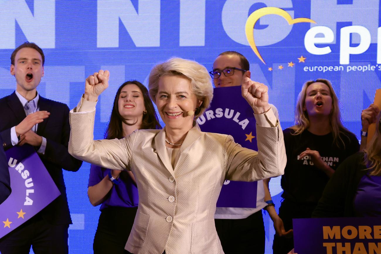Le PPE, le parti de la présidente de la Commission européenne Ursula von der Leyen, reste le premier parti au Parlement européen. [KEYSTONE - GEERT VANDEN WIJNGAERT]