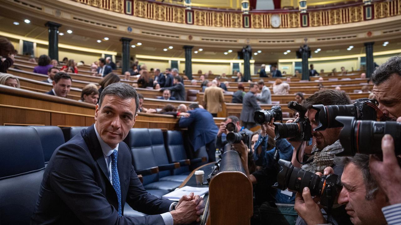 Le Premier ministre espagnol Pedro Sánchez a essuyé mardi un revers cinglant au Parlement avec le rejet du projet de loi d'amnistie des indépendantistes catalans. [Keystone - Daniel Gonzalez/EPA]