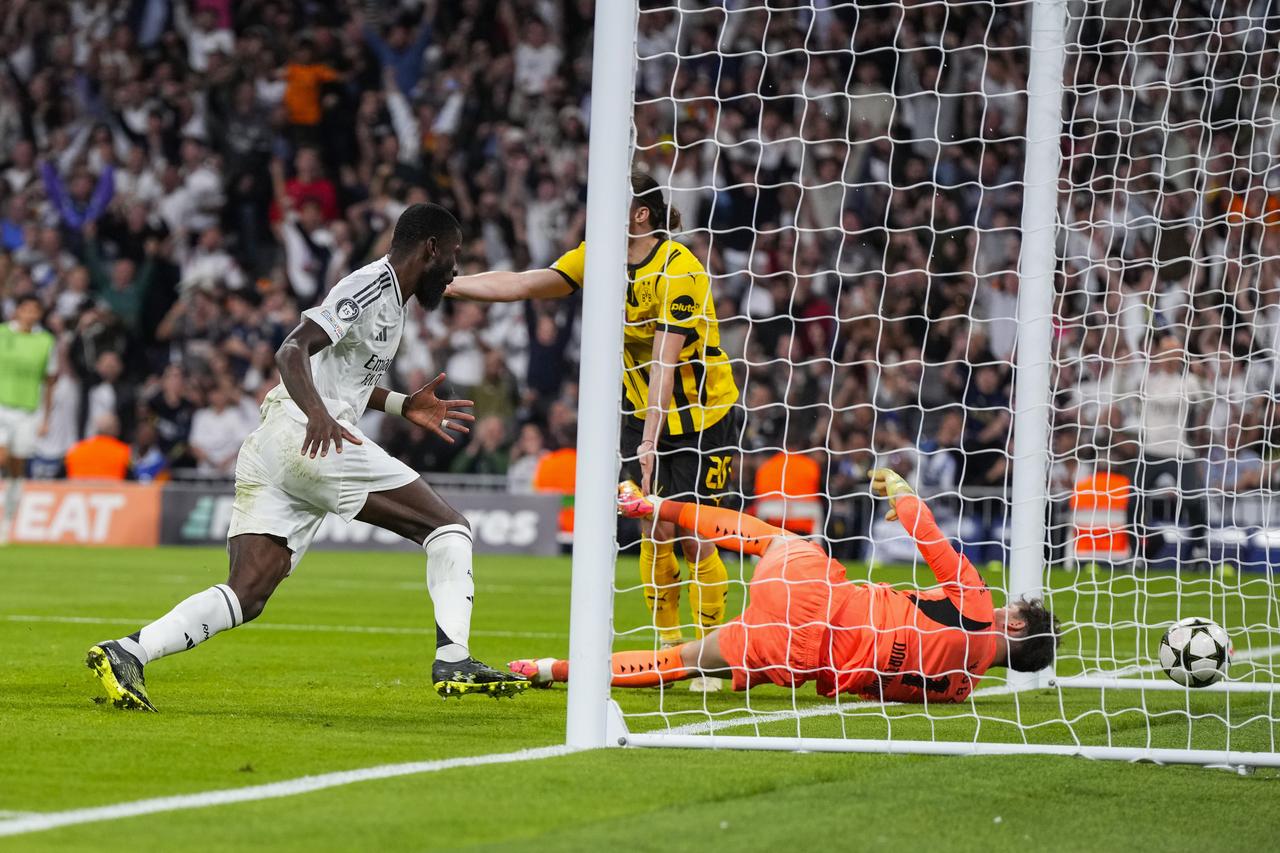 Gregor Kobel (au sol) a connu une soirée difficile au Bernabeu. [KEYSTONE - MANU FERNANDEZ]