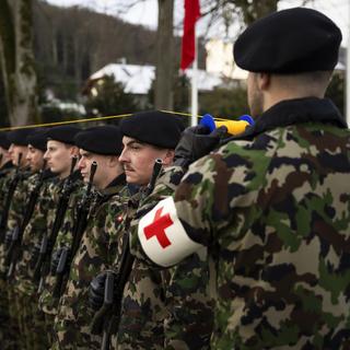 Lundi 15 janvier: des soldats de l'armée suisse se préparent à la cérémonie précédant l'arrivée de la présidente de la Confédération Viola Amherd et du Premier ministre chinois Li Qiang à Kehrsatz, près de Berne. [Keystone - Peter Klaunzer]