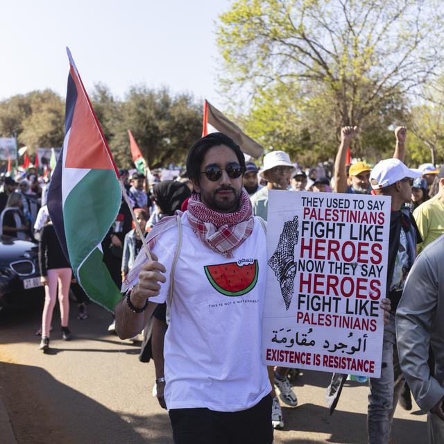 Une manifestation pro-palestinienne en Afrique du Sud. [Keystone/EPA - Kim Ludbrook]