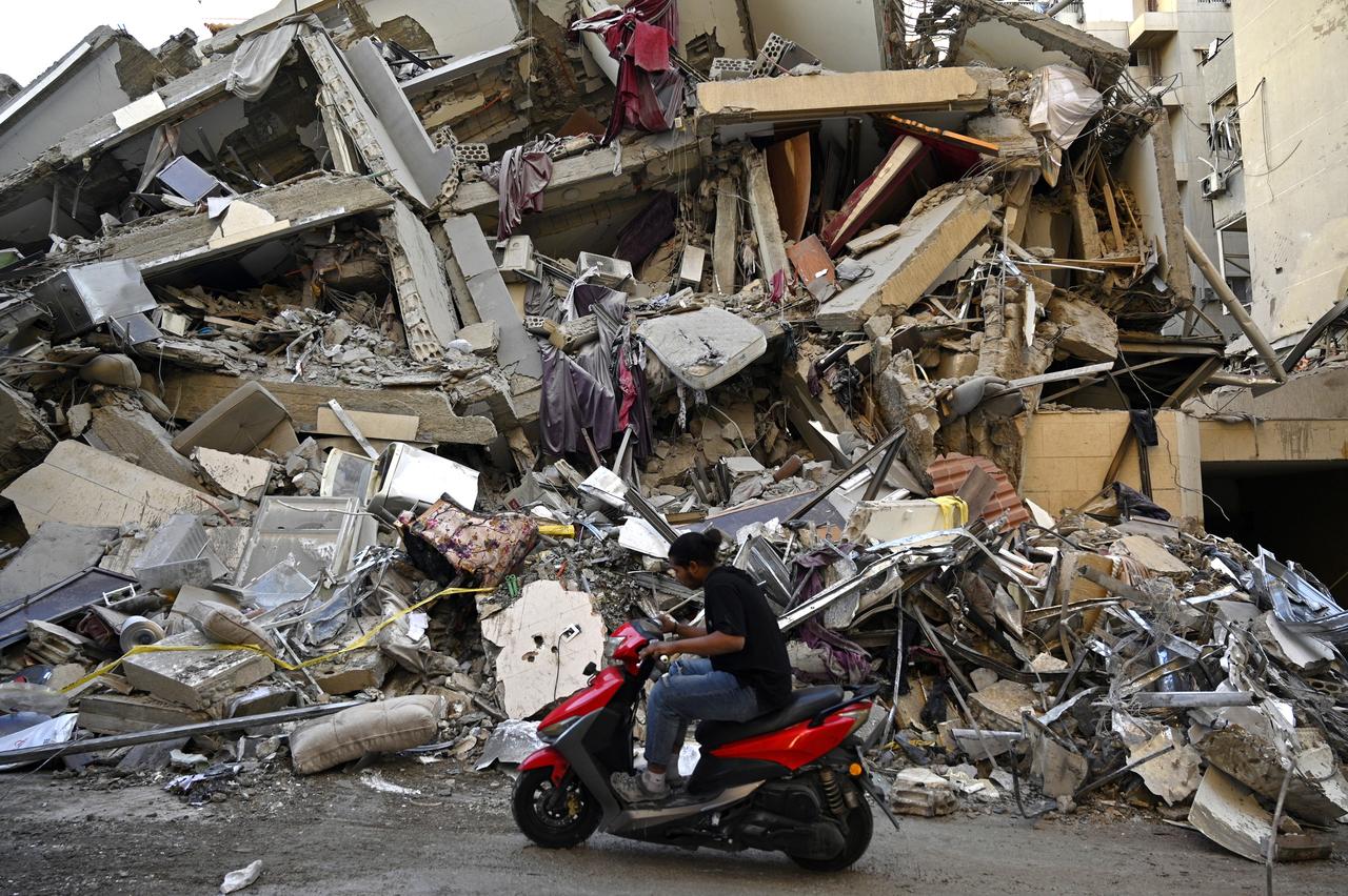 Quelques rares personnes s'aventurent dans la banlieue sud de Beyrouth. [KEYSTONE - WAEL HAMZEH]