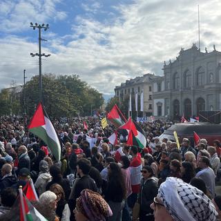 Une manifestation de soutien aux peuples palestinien et libanais a eu lieu samedi à Genève. [RTS - Tania Sazpinar]