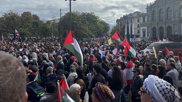 Une manifestation de soutien aux peuples palestinien et libanais a eu lieu samedi à Genève. [RTS - Tania Sazpinar]