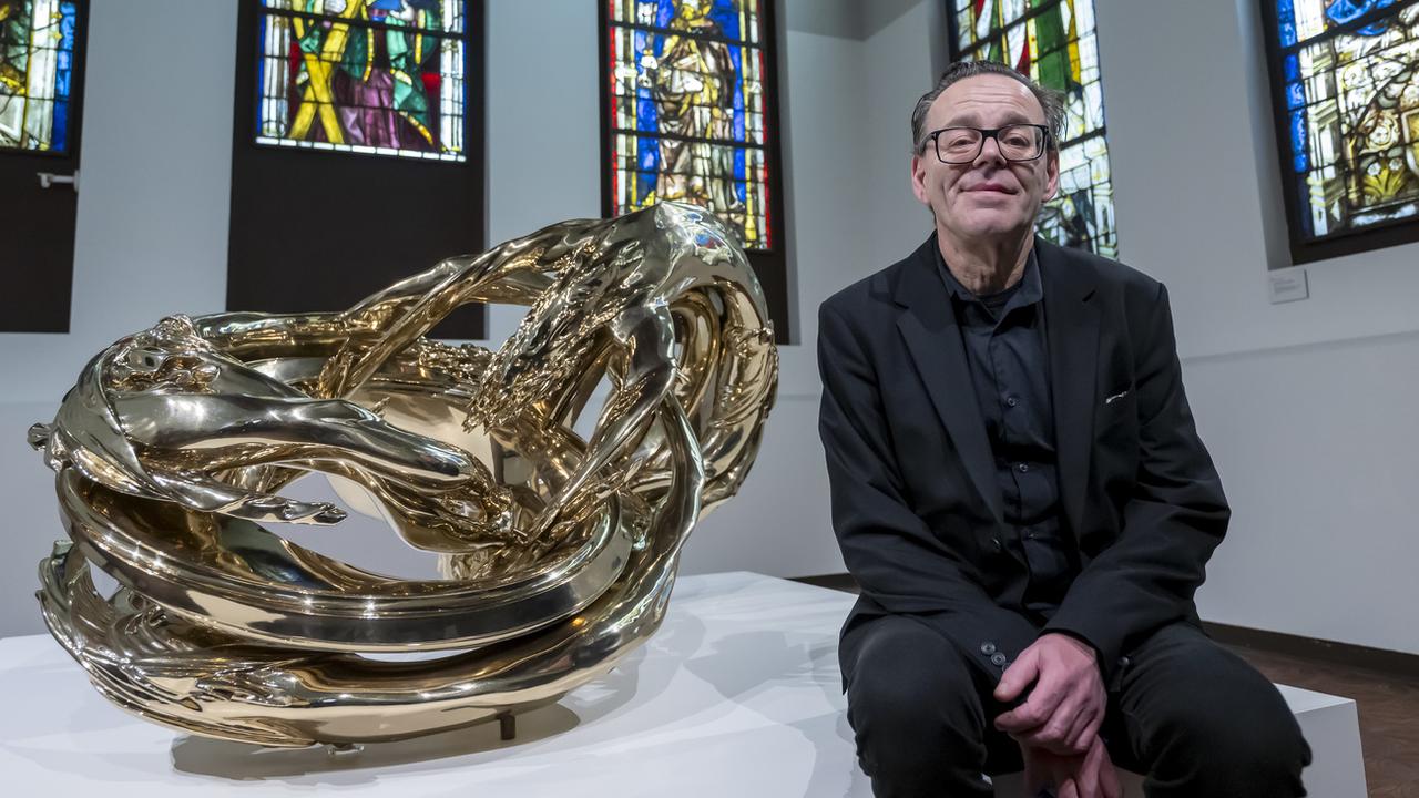 L'artiste belge Wim Delvoye au coeur de l'exposition "L'ordre des choses" au Musée d'art et d'histoire de Genève le 25 janvier 2024. [Keystone - Martial Trezzino]