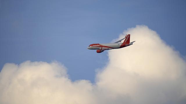 Un avion d'Easyjet s'est approché dangereusement du lac Léman avant son atterrissage (image d'illustration). [Keystone - AP Photo/Armando Franca]