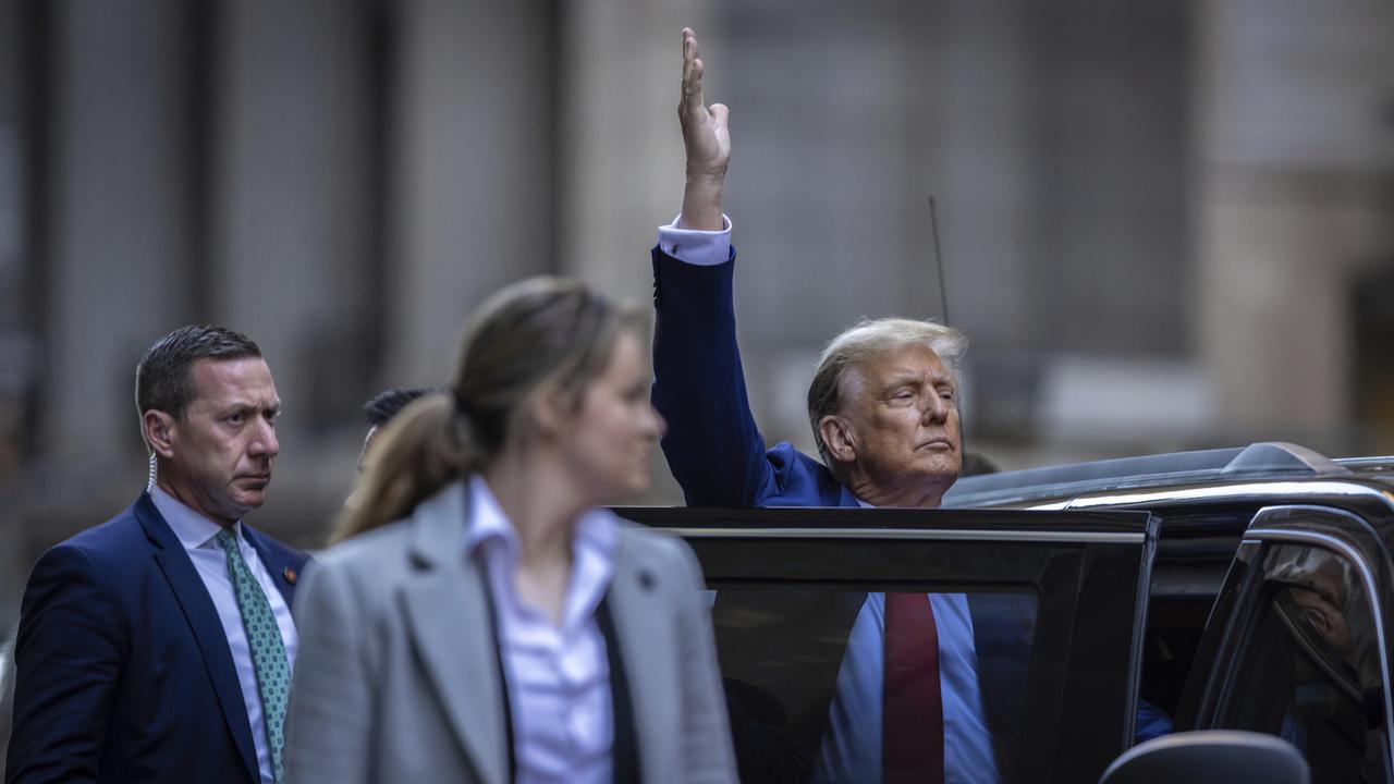 Donald Trump salue la foule après la fin des plaidoiries de son procès pour fraude fiscale. [Keystone - Stefan Jeremiah]