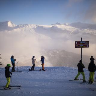 Des skieurs sur le domaine skiable de Flims Laax Falera. [Keystone - GIAN EHRENZELLER]