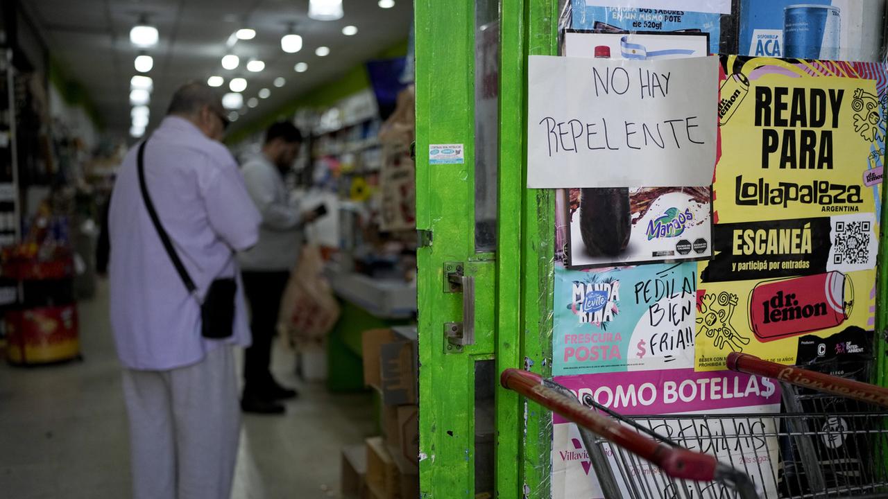 Pénurie d'antimoustique en Argentine lors de l’épidémie de dengue. [Keystone - AP Photo/Natacha Pisarenko]