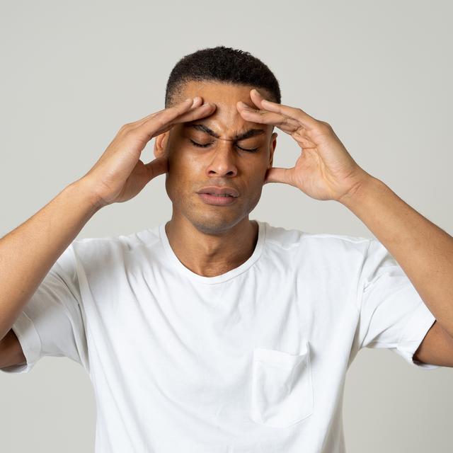 Un homme souffrant de migraine. [Depositphotos - Sbartsmediagmail.com]