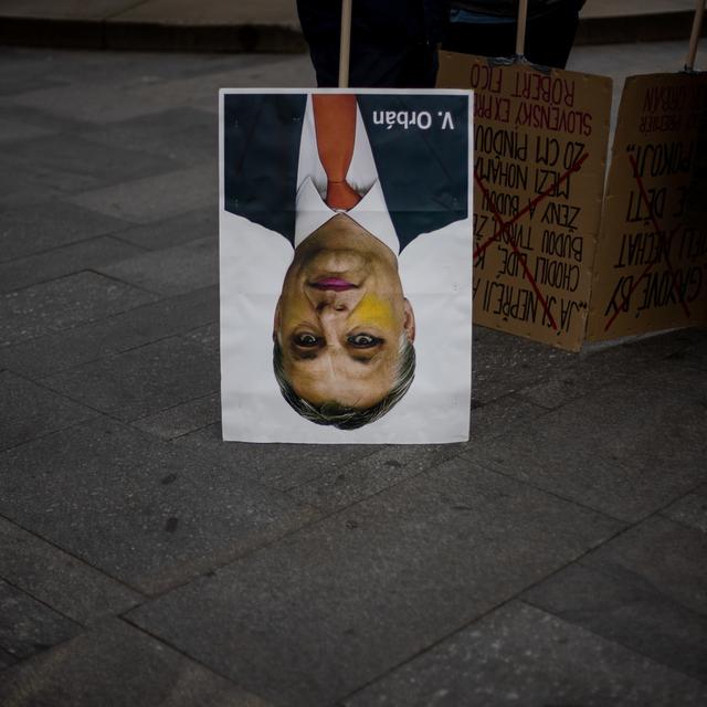 Un portrait renversé de Viktor Orban lors d'une manifestation pro-LGBTQIA en Hongrie. [Keystone/EPA - Martin Divisek]