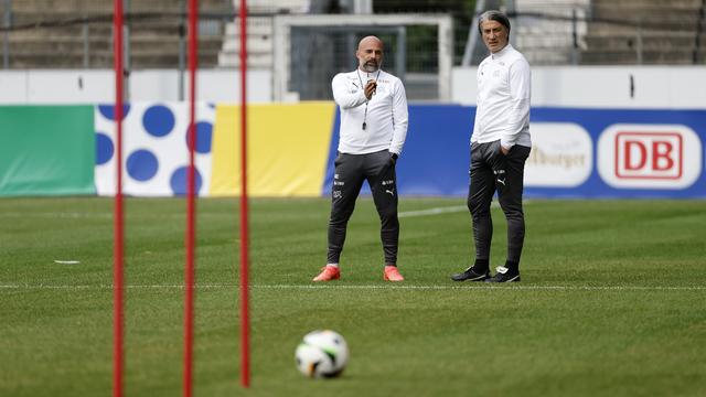 Les entraîneurs de l'équipe nationale suisse de football Murat Yakin et Giorgi Contini à Stuttgart (Allemagne). [Keystone - Peter Klaunzer]