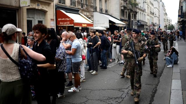 L’atmosphère est plutôt conviviale dans les rues de Paris en dépit du dispositif policier massif. [AFP - Olympia de Maismont]