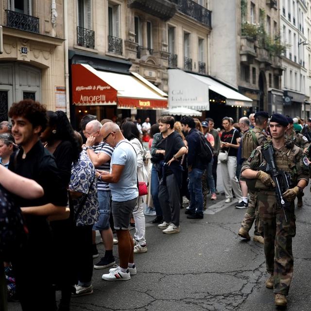 L’atmosphère est plutôt conviviale dans les rues de Paris en dépit du dispositif policier massif. [AFP - Olympia de Maismont]