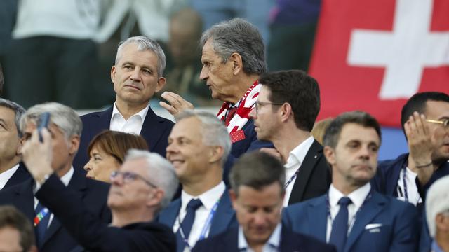 Le conseiller fédéral Beat Jans et le président de l'ASF Dominique Blanc dans le public du match Suisse - Allemagne de l'Euro 2024, le 23 juin 2024. [Keystone - Peter Klauzner]