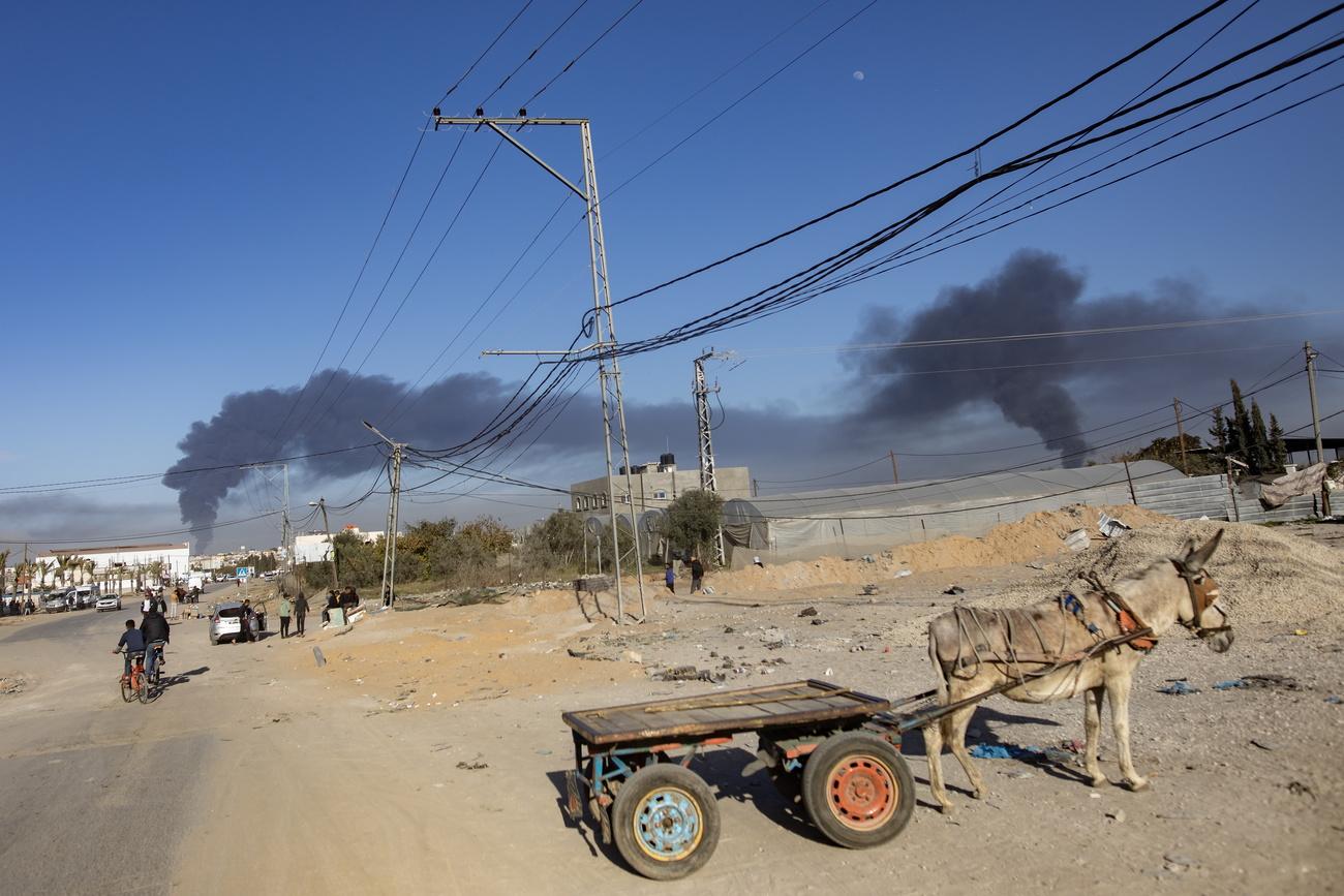 De la fumée s'élève après une frappe aérienne israélienne lors d'une opération militaire à Khan Younès, dans le sud de la bande de Gaza, le 21 janvier 2024. [Keystone - EPA/HAITHAM IMAD]