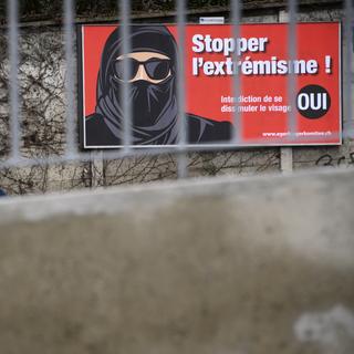 Une affiche du comite "egerkinger komitee" mentionnant "Stopper l'extremisme !" et invitant a voter oui a l' initiative d' interdiction de se dissimuler le visage. [Keystone - Laurent Gillieron]