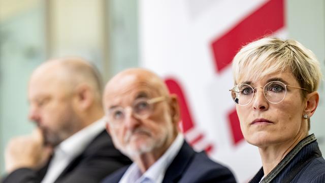 Rosalie Beuret Siess, cheffe des finances du canton du Jura, lors de la présentation du Budget 2025. [KEYSTONE - JEAN-CHRISTOPHE BOTT]