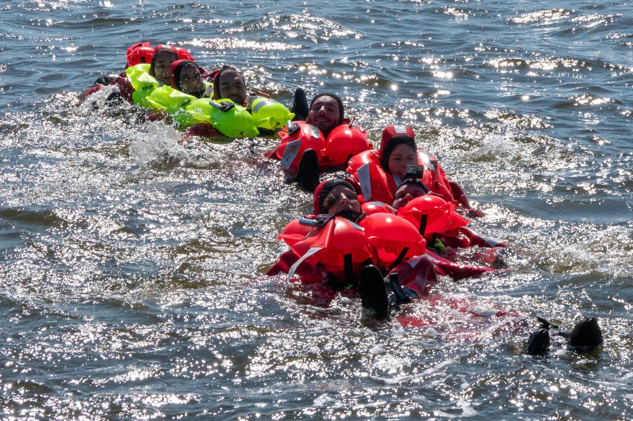 La formation de base des astronautes prévoit notamment l'entraînement à la survie dans l'eau. Le groupe comprenait les candidats astronautes de l'ESA Sophie Adenot, Rosemary Coogan, Pablo Álvarez Fernández, Raphaël Liégeois et Marco Sieber (au milieu), ainsi que le membre de réserve John McFall, ainsi que Katherine Bennell-Pegg de l'Agence spatiale australienne. [ESA]