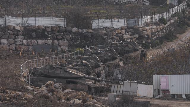 Des véhicules blindés israéliens stationnés près de la ligne Alpha qui sépare le plateau du Golan annexé par Israël de la Syrie. [KEYSTONE - MATIAS DELACROIX]