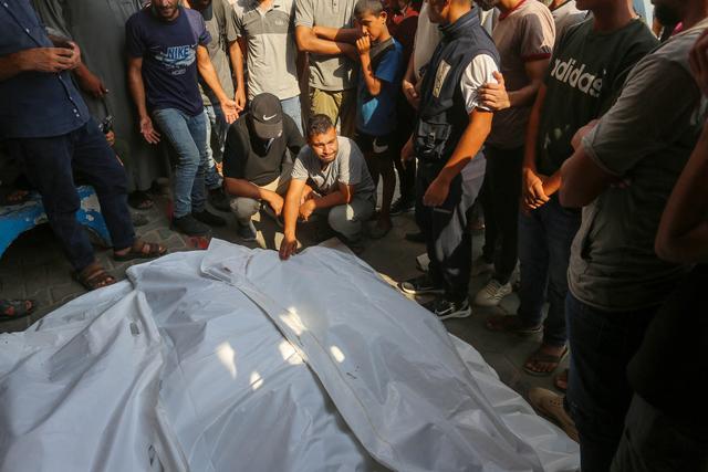 Des corps de Palestiniens, parmi lesquels des enfants, sont couverts de linceuls après l'attaque israélienne sur une école à Deir al-Balah. [Anadolu via AFP - ASHRAF AMRA]