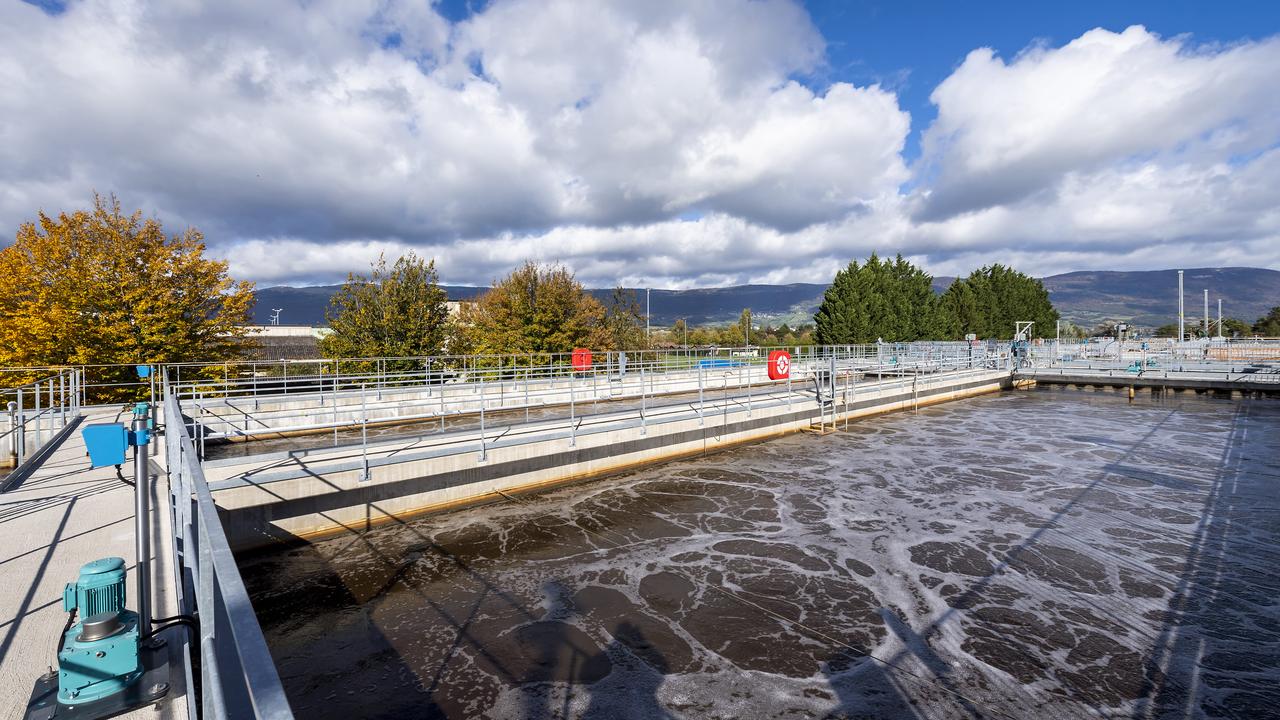 Une photo montre les bassins pour le traitement des eaux à la STEP d'Yverdon, le 21 octobre 2021. [keystone - Jean-Christophe Bott]