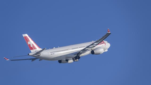 Swiss Flugzeug, HB-JHG - Airbus A330-343, hebt vom Flughafen Zuerich, fotografiert am Sonntag, 14. Januar 2024 in Kloten. (KEYSTONE/Gaetan Bally) [Keystone - Gaëtan Bally]