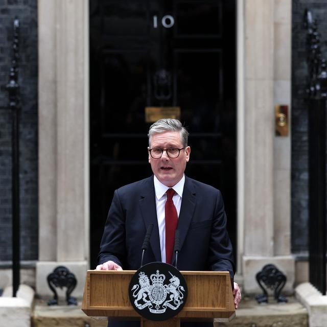 Le travailliste Keir Starmer prononce son premier discours en tant que Premier ministre britannique devant le 10 Downing Street à Londres, le 5 juillet 2024. [EPA/Keystone - Andy Rain]