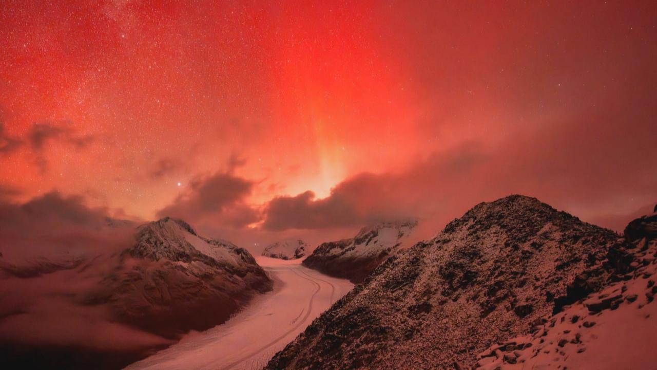 Les aurores boréales de jeudi soir vues au glacier d'Aletsch (VS). [Le 19h30 de la RTS]