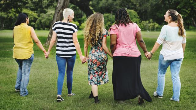 Une étude franco-suisse révèle que le statut socio-économique a un impact sur la qualité de vie des femmes qui ont eu un cancer du sein, encore deux ans après le diagnostic. [Depositphotos - Rawpixel]