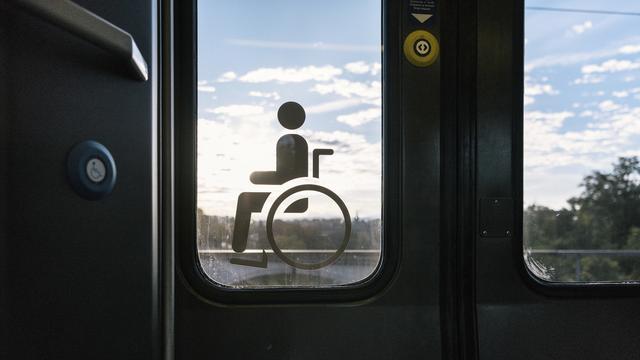 Plus de 15'700 signatures en faveur de transports publics inclusifs pour les personnes handicapées ont été remises au Palais fédéral. [Keystone - Christian Beutler]