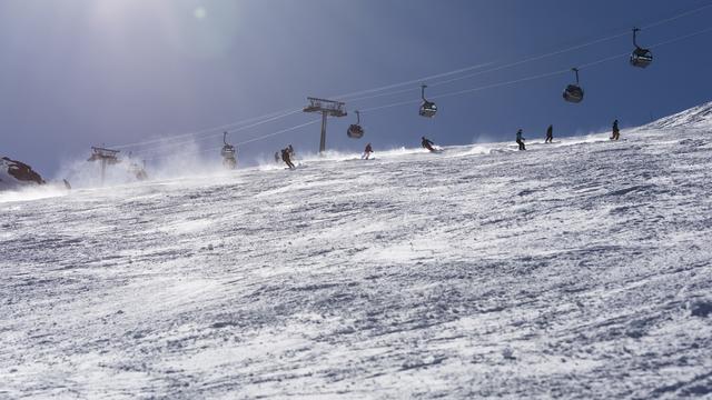 Des skieurs descendent une piste à Zermatt (VS). [Keystone - Christian Beutler]