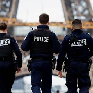 En France, 5 cercueils ont été déposés au pied de la Tour Eiffel, avec une banderole faisant référence à la guerre en Ukraine. [Reuters]