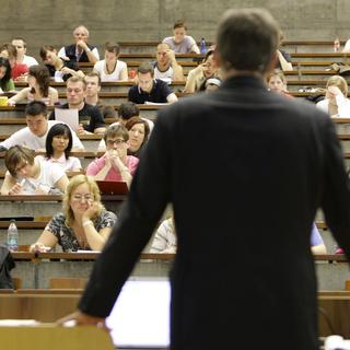 Faut-il obliger les jeunes à se former? (Image d'illustration) [AP Photo - Keystone - Thomas Kienzle]