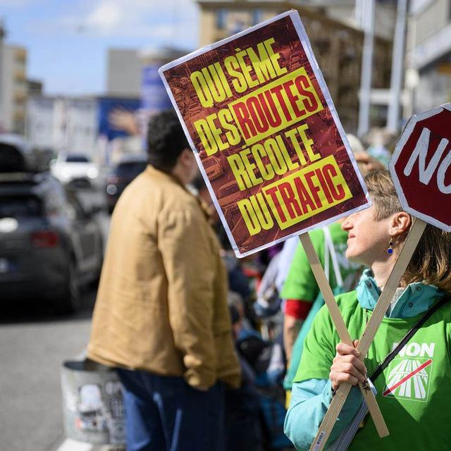 Deux manifestations ont eu lieu à Genève et à Lausanne pour dire non à l'extension des autoroutes [Keystone]