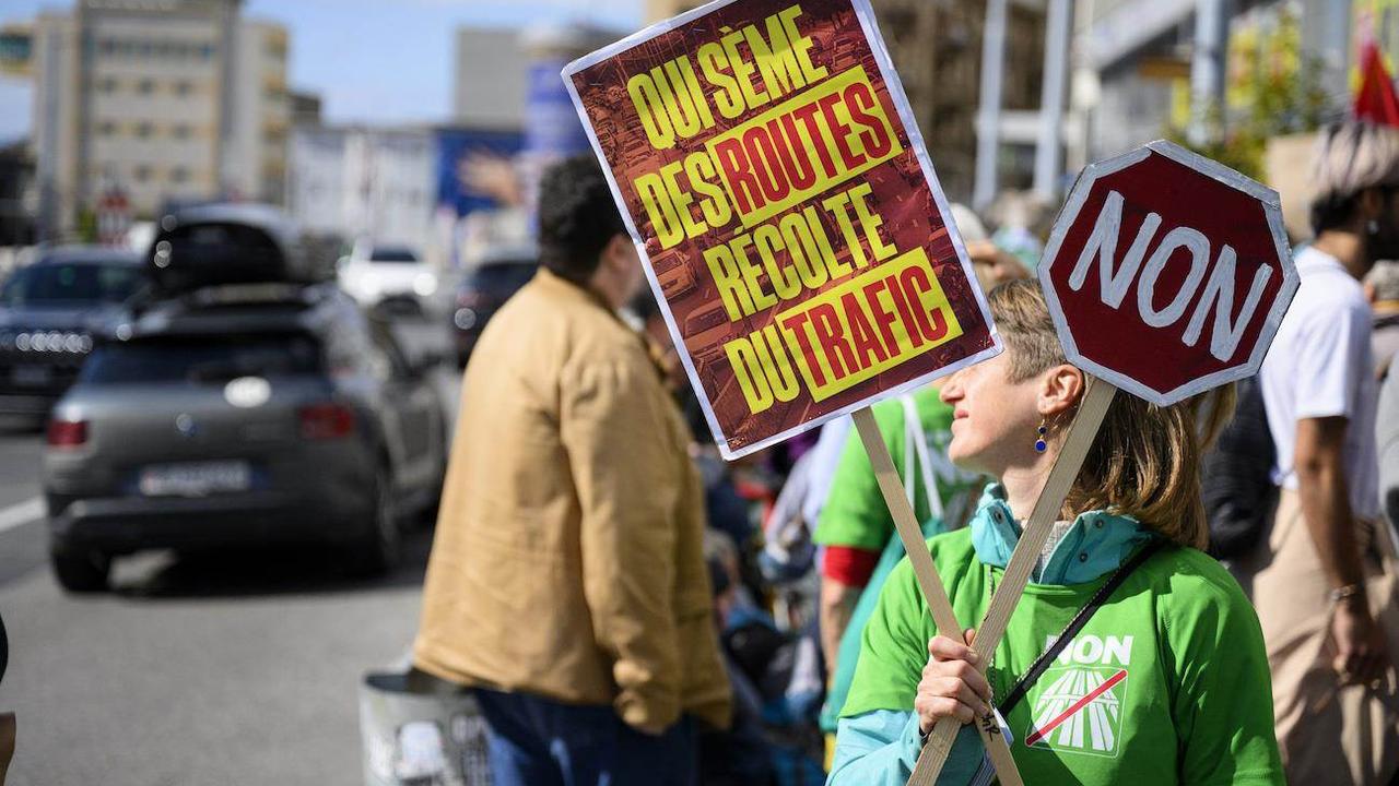 Deux manifestations ont eu lieu à Genève et à Lausanne pour dire non à l'extension des autoroutes [Keystone]