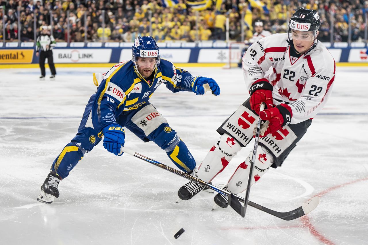 Le Team Canada de Colton White a dominé le HC Davos de Simon Ryfors. [KEYSTONE - TIL BUERGY]