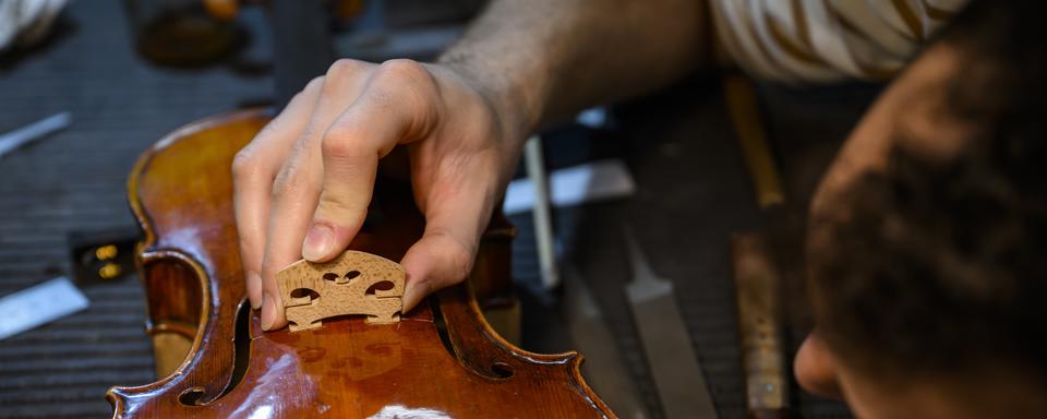 Le bois doit être bien choisi pour fabriquer des instruments de musique (image d'illustration). [Keystone - Jean-Christophe Bott]