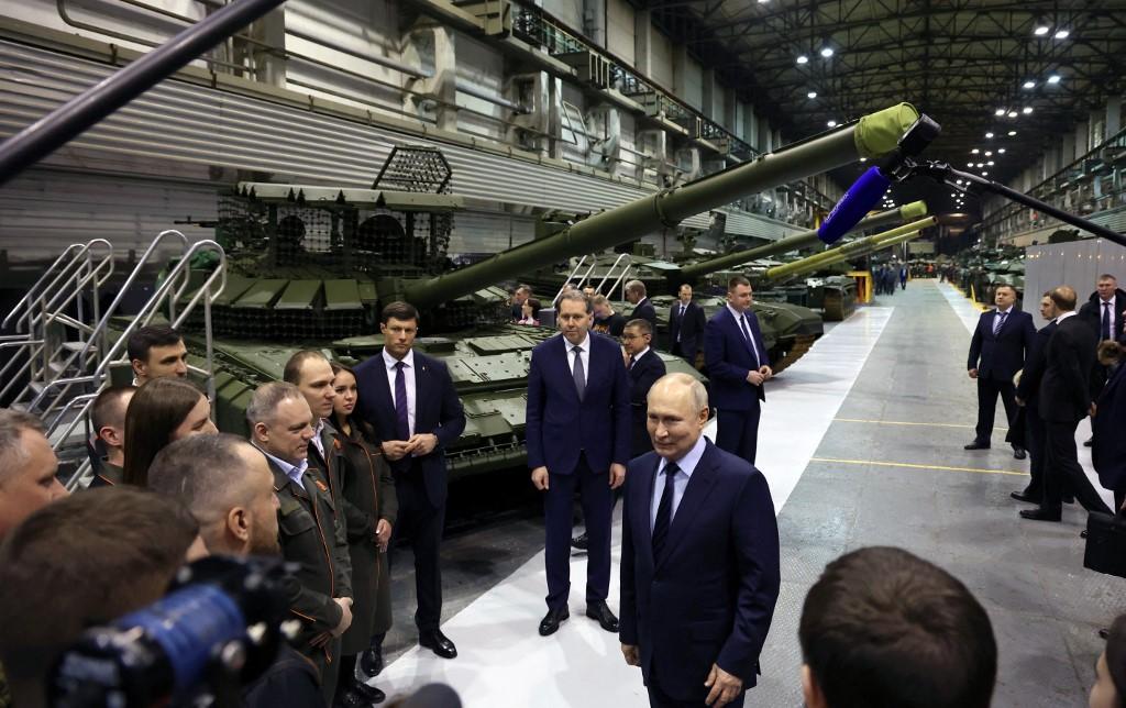 Vladimir Poutine visite la plus grande usine de tanks de Russie, à Uralvagonzavod dans l'Oural. [AFP - ALEXANDER KAZAKOV]