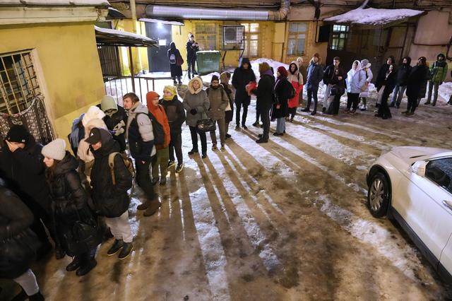 Une file de gens prêts à signer les listes de soutien à Boris Nadejdine, ici à Saint-Pétersbourg. [Keystone/AP Photo - Dmitri Lovetsky]