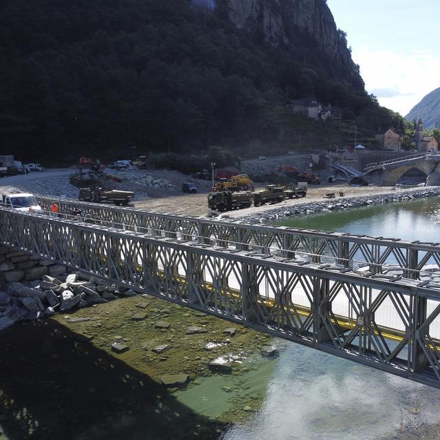 L'armée suisse a terminé la construction d'un pont d'appui dans le Val Maggia (TI). [Kestone - Alessandro Crinari - Ti-Press]