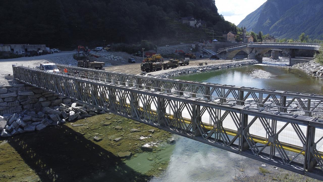 L'armée suisse a terminé la construction d'un pont d'appui dans le Val Maggia (TI). [Kestone - Alessandro Crinari - Ti-Press]