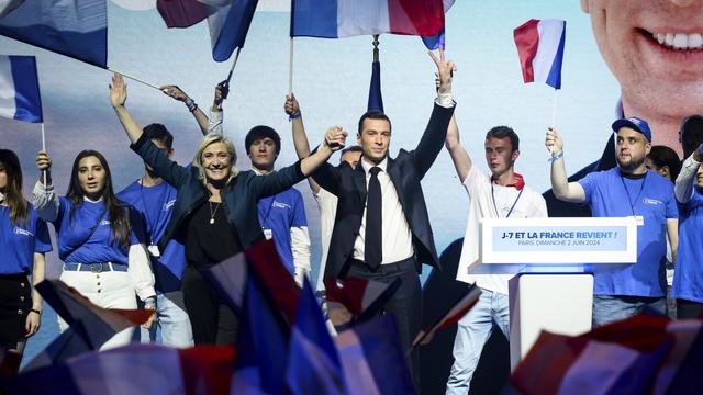 Marine Le Pen et Jordan Bardella ont triomphé dimanche soir. [Keystone - AP Photo/Thomas Padilla]