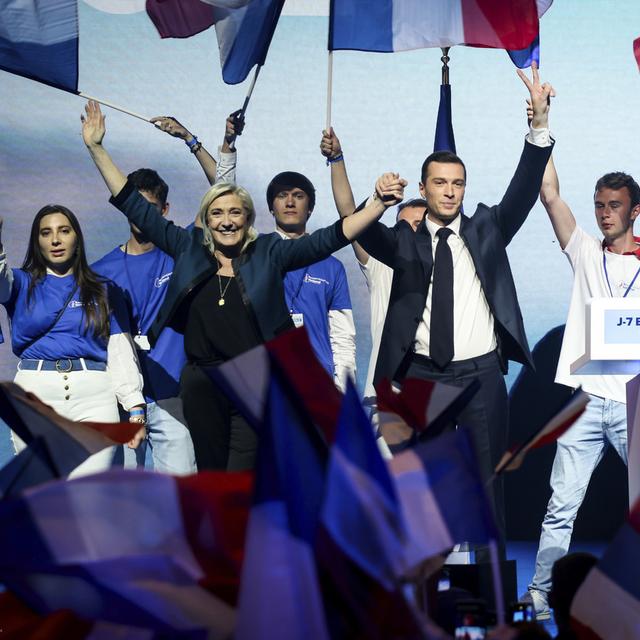 Marine Le Pen et Jordan Bardella ont triomphé dimanche soir. [Keystone - AP Photo/Thomas Padilla]