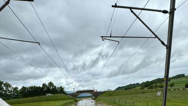 La ligne CFF Lausanne-Yverdon interrompue entre Chavornay et Ependes (VD) en raison d'intempéries. [Keystone]