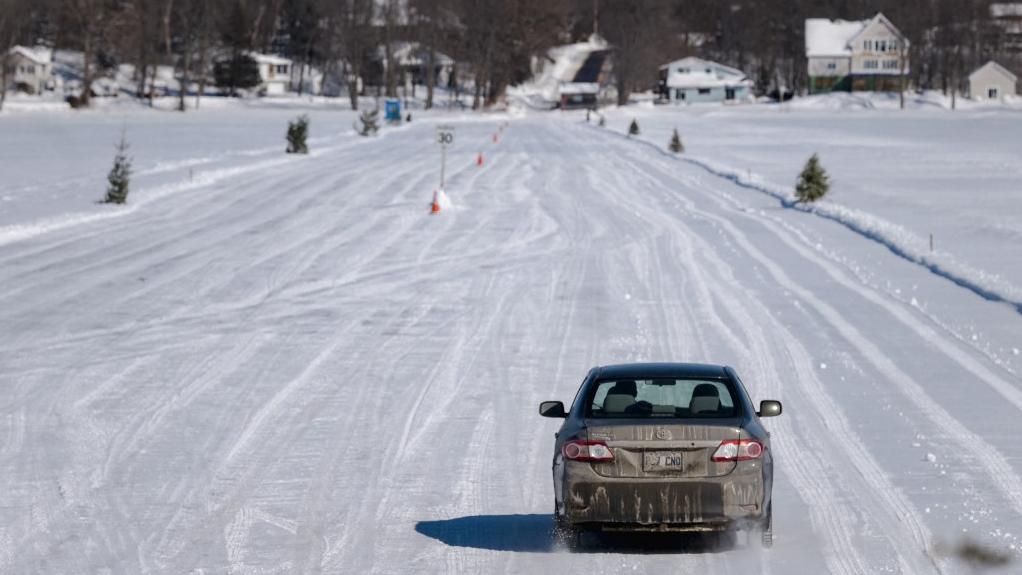Le réchauffement climatique menace les routes de glace, unique accès à de nombreuses communautés du Grand Nord canadien. [afp - Andrej Ivanov]