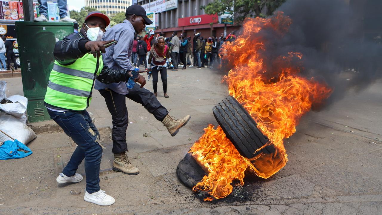 Des manifestants contre les taxes gouvernementales au Kenya. [Keystone/EPA/STR]