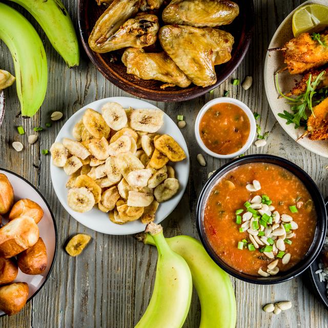 Un assortiment de plats d'Afrique de l'Ouest: soupe de cacahuètes, riz jollof, ailes de poulet grillées, bananes plantain frites, kebab de poulet nigérian et tartes à la viande. [Depositphotos - unixx.0.gmail.com]